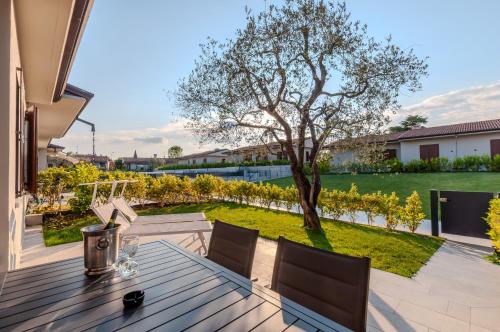 Aurora Light Suite - New 2026 - Private Gardens - Pool - Parking
