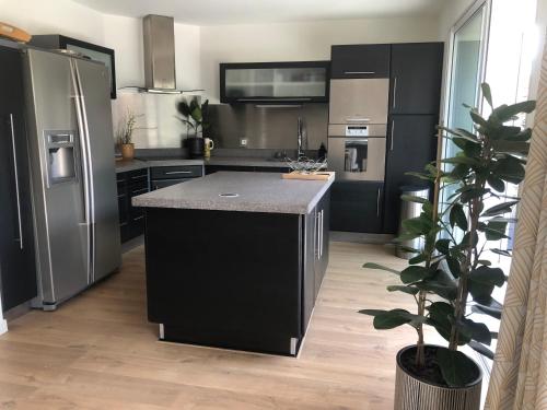 Kitchen, Villa design d'exception avec piscine in La Rose