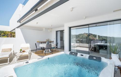 Contemporary 2-Bedroom Apartment with Views to Africa