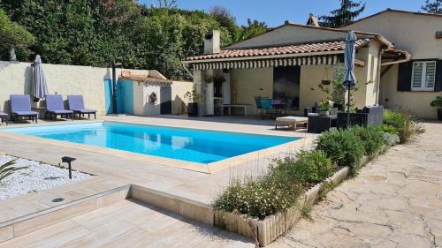Superbe villa avec piscine privée au calme