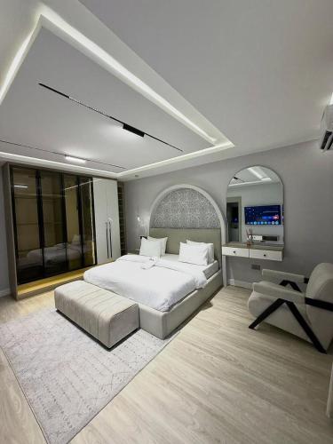 6 units of luxury 3 bedrooms in คาดูนา