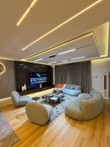 6 units of luxury 3 bedrooms in คาดูนา