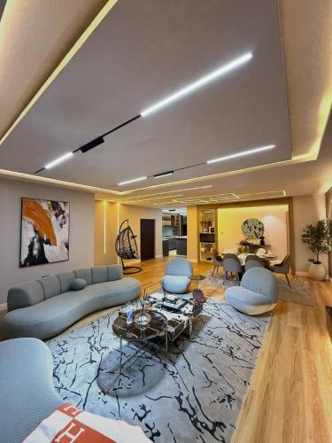 6 units of luxury 3 bedrooms in คาดูนา
