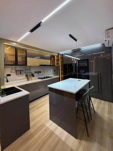 6 units of luxury 3 bedrooms in คาดูนา