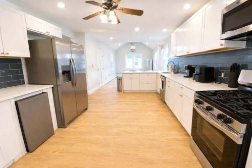 Spacious Beach House for 12 - 10-Min Walk to Beach - Family-Friendly Coastal Retreat in Long Branch (NJ)