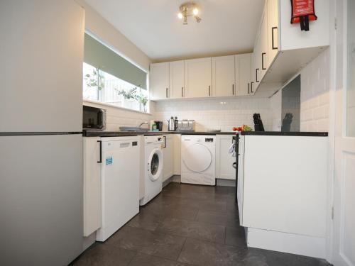 Kitchen, Windrush House By N And N Stays, 3 Bedroom house in Whitway Bath with Free Parking Free Wifi, Long s in Twerton