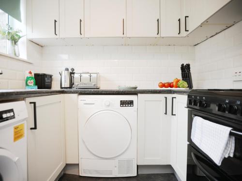 Kitchen, Windrush House By N And N Stays, 3 Bedroom house in Whitway Bath with Free Parking Free Wifi, Long s in Twerton