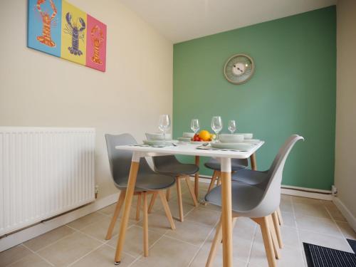 Facilities, Windrush House By N And N Stays, 3 Bedroom house in Whitway Bath with Free Parking Free Wifi, Long s in Twerton