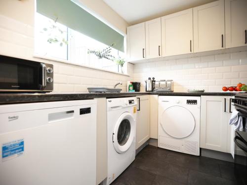 Kitchen, Windrush House By N And N Stays, 3 Bedroom house in Whitway Bath with Free Parking Free Wifi, Long s in Twerton