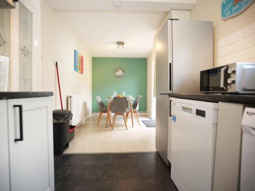 Kitchen, Windrush House By N And N Stays, 3 Bedroom house in Whitway Bath with Free Parking Free Wifi, Long s in Twerton