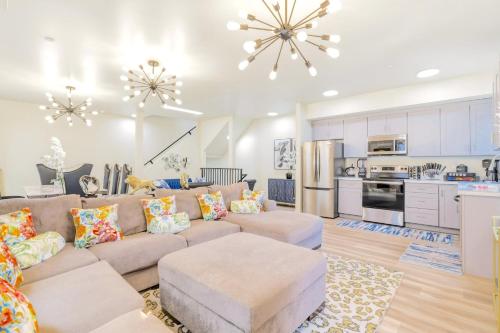 J - Lovely 3BR Family Home by Universal with Private Parking, Patio, Grill & Games - FIFA World Cup