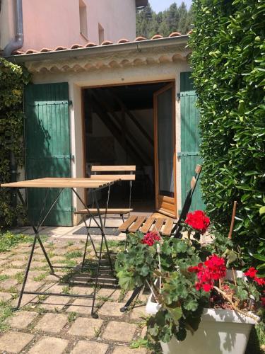 StudioT2 au calme petit jardin proche centre-ville