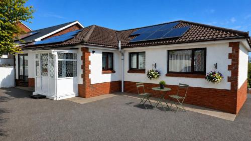 Arfryn - Spacious 4-Bedroom Bungalow Near Carmarthen & Pembrey Coast in Llangyndeyrn