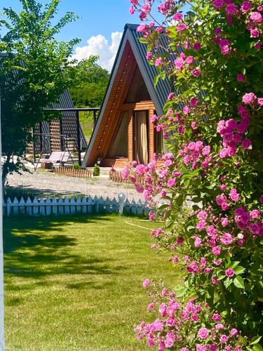Фасада на хотела, Narnia Cottages in Misaktsieli