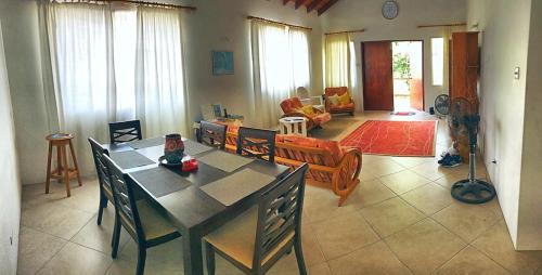 Claraville Apartment - Unit 2 – khách sạn tại Durants