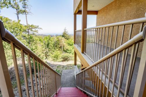 Ravenwood Stay With Ocean View in Colwood