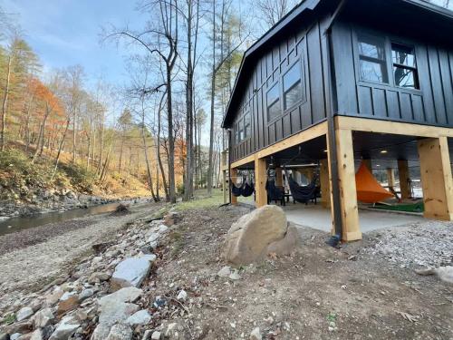 . Cozy Creekside cabin- 35m to Boone