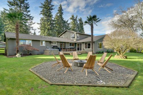 Fire Pit, Chic Deck! Family-Friendly Puyallup Home in 皮阿拉普