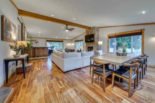 Fire Pit, Chic Deck! Family-Friendly Puyallup Home in 皮阿拉普