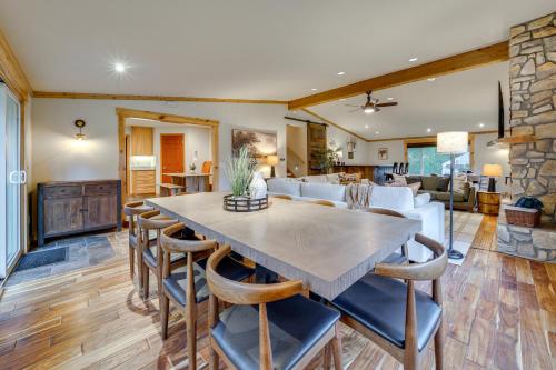 Fire Pit, Chic Deck! Family-Friendly Puyallup Home in 皮阿拉普