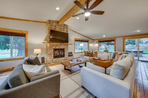 Fire Pit, Chic Deck! Family-Friendly Puyallup Home in 皮阿拉普