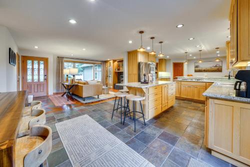 Fire Pit, Chic Deck! Family-Friendly Puyallup Home in 皮阿拉普