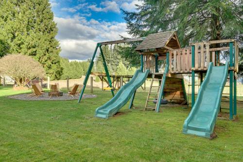 Fire Pit, Chic Deck! Family-Friendly Puyallup Home in 皮阿拉普