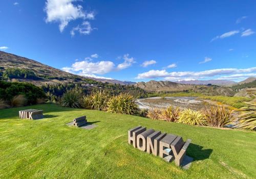 Art on Point Peaceful and Spacious Shotover Canyon - image 2