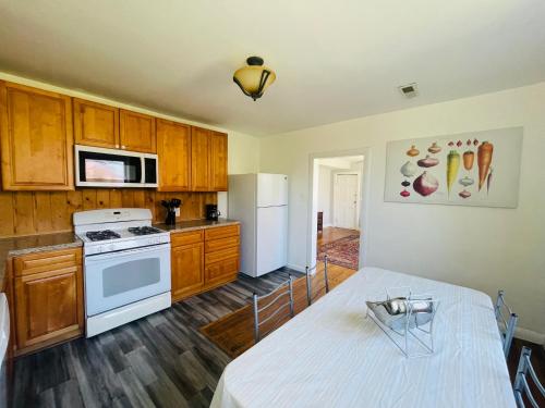 Charming 2br Cottage House In Elkins Park in Elkins Park, USA