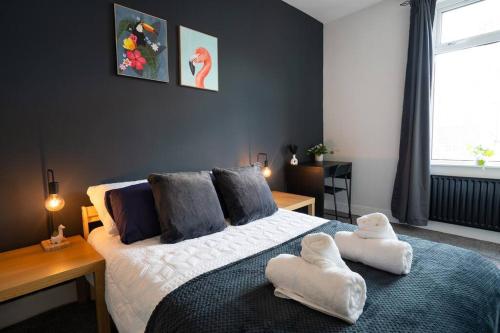 Central 2 Bedroom House-Parking- by Holiday Homes - Durham