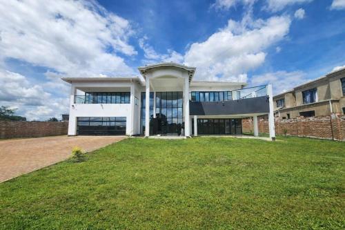5BR 5 and 1 half Solar& Generator Backup AC ALL rooms - Harare 5BR 5 and 1 half Solar& Generator Backup AC ALL rooms - Harare