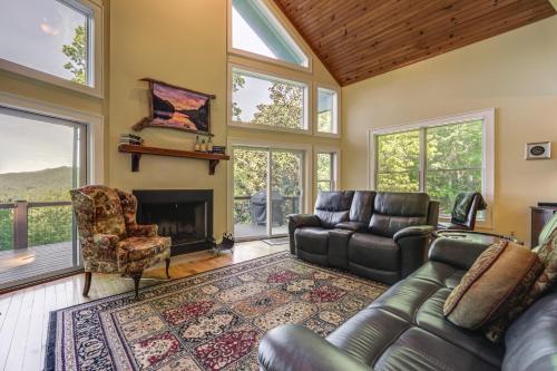 Mountain View Home Hike, Raft, Golf and More! in Bryson City, USA