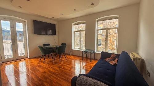 Most Central 2BR Flats in Newcastle City Centre, Opposite Central Station - Sleeps 4-6 - Earsdon