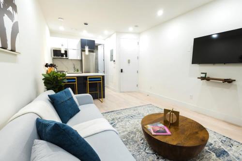 317-3D I NEW Modern 1BR W&D Walk to Central Park in New York, USA