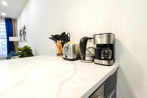 317-3D I NEW Modern 1BR W&D Walk to Central Park - image 9