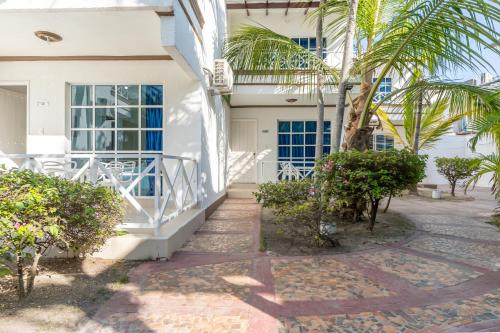 Exterior view, Hotel Tropical Inn in Tierra Bomba