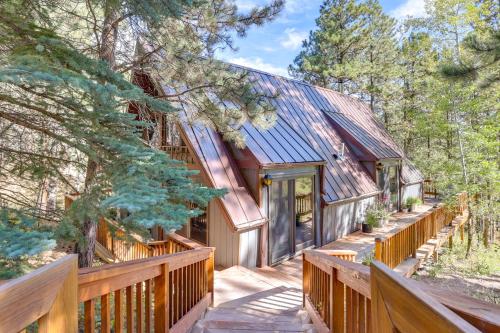 Serene Black Hills Forest Cabin w/ Wraparound Deck – khách sạn tại Hisega
