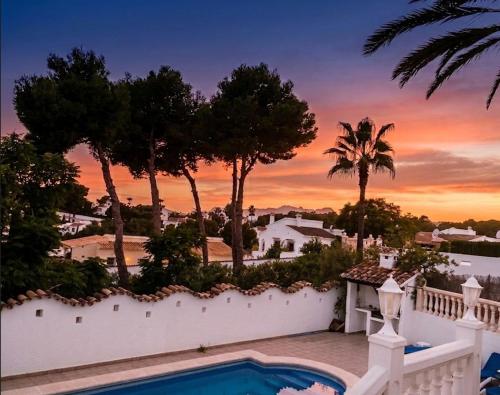 Vista Portet, sleeps 10, Private Pool, Sea Views, Squash, 1 km from El Portet beach