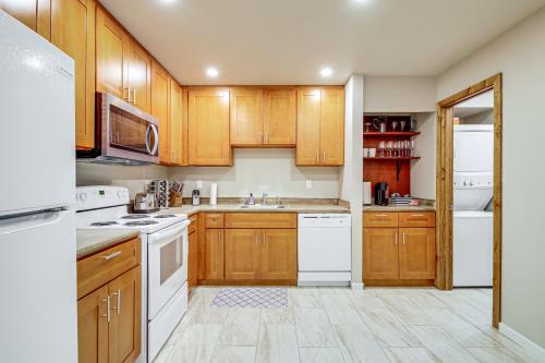 Gateway to Seattle Area! Apt Great for Commuters in Alderwood Manor (WA)
