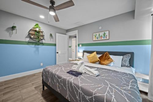 Pool Modern Heights with King Bed in Houston