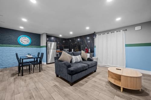 Pool Modern Heights with King Bed in Houston