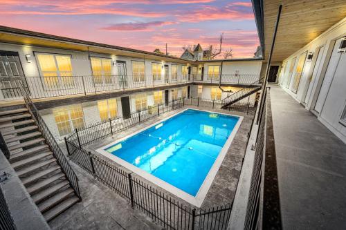 Pool Modern Heights with King Bed in Houston