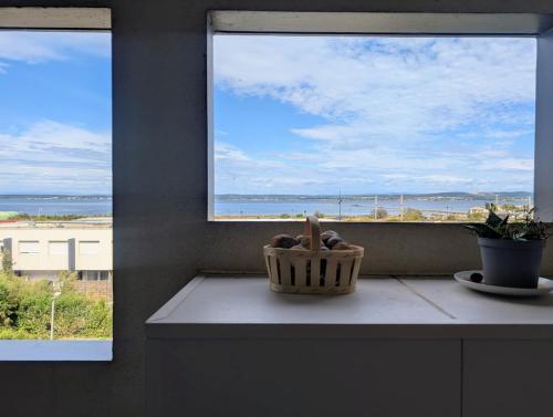 Spacious 2-Bedroom Apartment with Panoramic Lagoon View, Terrace & Beach Nearby