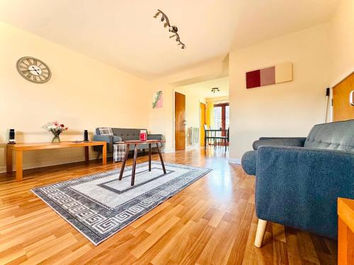 3 floors, 4 bedroom house with a private driveway! gîte à louer Duddingston Loch