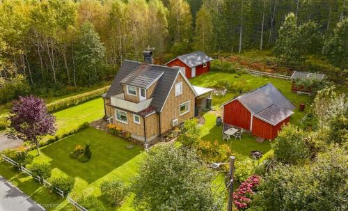 Cozy home in woods near Immeln with fireplace & BBQ