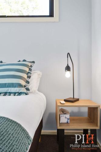 Spacious Townhouse Near Shops and Beach - image 3