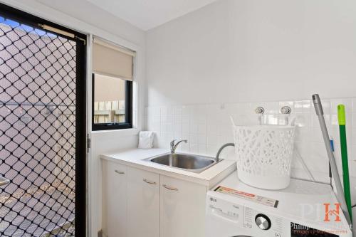 Spacious Townhouse Near Shops and Beach - image 2
