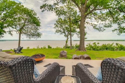 Water-View Patio, Near Golf! Port Duncan Retreat in Monkey Island (OK)
