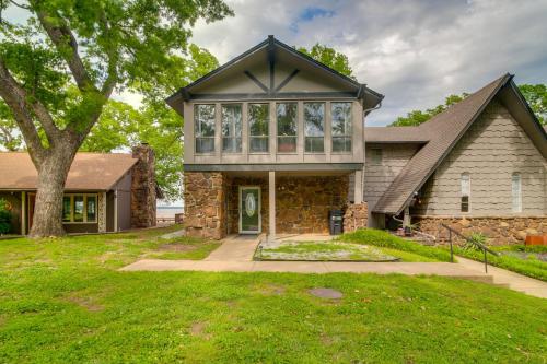 Water-View Patio, Near Golf! Port Duncan Retreat in Monkey Island (OK)
