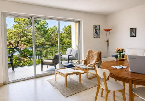 Quiet apartment with balcony and sea view – khách sạn tại Le Ponteil